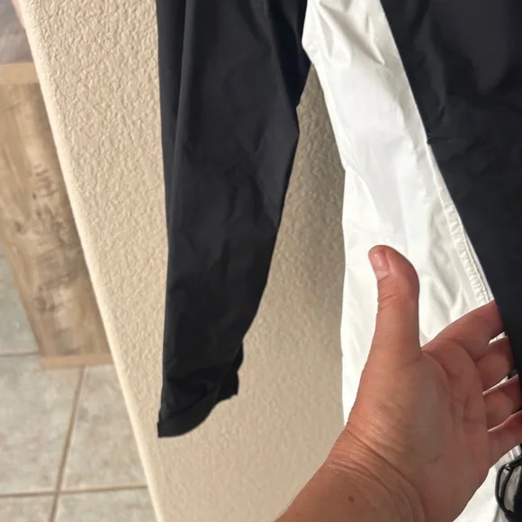 The North Face Men's Black Raincoat - Picture 3 of 5